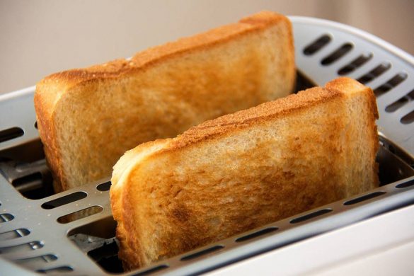 Tosty z tostera to idealne urozmaicenie każdego posiłku. Dzięki tosterowi lub opiekaczowi możesz przyrządzić je bardzo szybko.