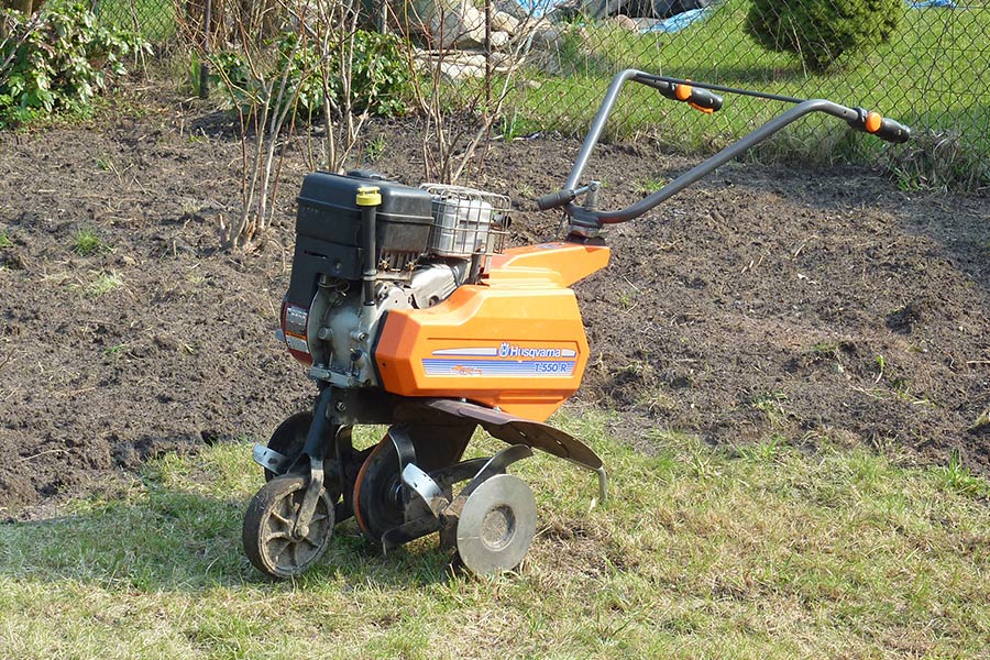 Glebogryzarka Husqvarna - starszy model glebogryzarki. Solidne urządzenie idealnie sprawdza się podczas pielęgnacji trawnika.