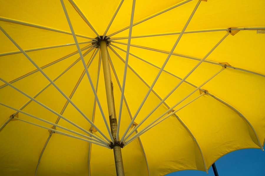 Parasol ogrodowy to idealny sposób na ochronę przed słońcem w upalne dni. Chroni przed oparzeniami oraz udarem. Planując przebywanie na dużym słońcu warto przemyśleć zakup parasola ogrodowego.