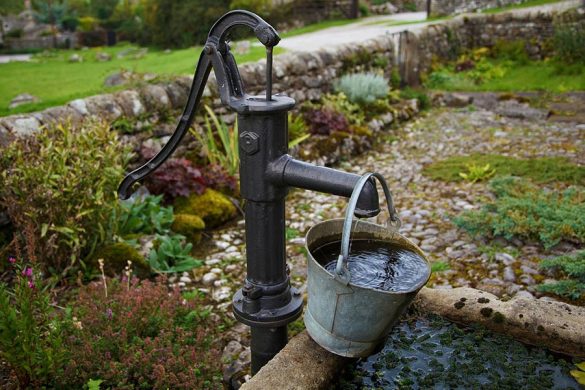 Ogrodowa pompa do wody w starym stylu. Jest to rodzaj pompy ręcznej. Oprócz ręcznych istnieją również pompy do wody elektryczne oraz spalinowe.