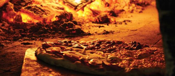 Dzięki kamieniowi do pieczenia pizzy wykonana przez Ciebie domowa pizza, w niczym nie będzie ustępowała najlepszym pizzom z włoskich pizzerii, gdzie używa się pieca opalanego drewnem.
