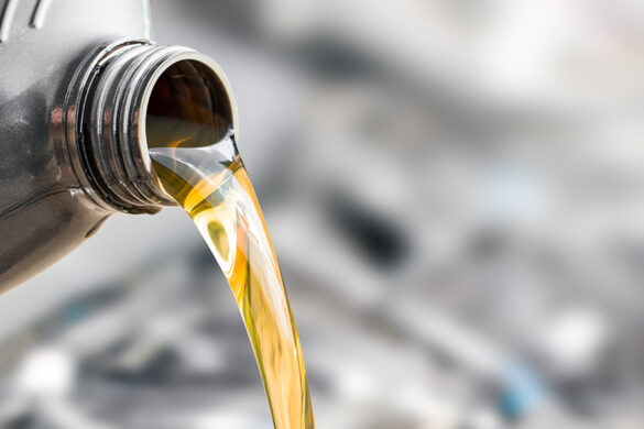 Jaki olej do kosiarki wybrać? Przede wszystkim należy zastanowić się nad rodzajem urządzenia i napędzającym je silniku.