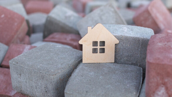 Miniaturka domu na kostce kamiennej